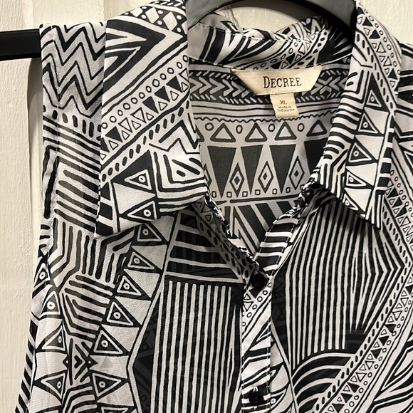 EUC Decree sleeveless button down size XL semi sheer - Picture 2 of 5